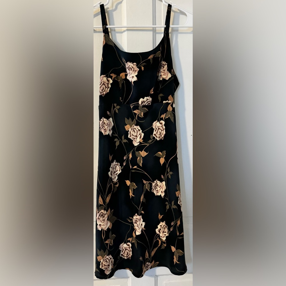 Satin 7/8 beautiful dress with pearls on back